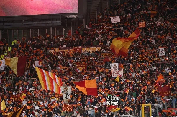 Le solite volgarità dei tifosi romanisti: ecco lo striscione contro la Juve apparso a Trigoria (FOTO)