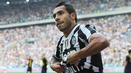 Tevez è una furia: un calcio alle polemiche arbitrali!