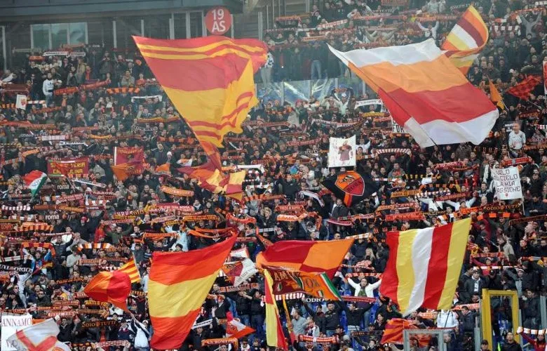 A Trigoria i tifosi Romanisti espongono uno striscione offensivo contro la Juventus (Foto)