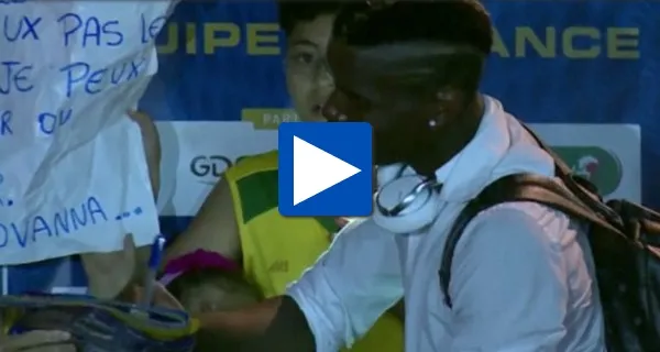 Pogba lascia il Brasile: un sorriso e il delirio dei tifosi (video e foto)