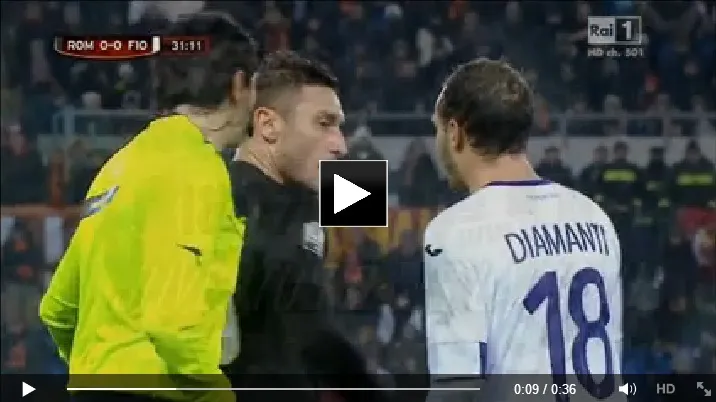 Brutto gesto in Roma-Fiorentina: Totti rifiuta la mano a Diamanti (Video)