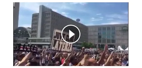 VIDEO – Pazzesco, Berlino è bianconera: l’inno juventino intonato da migliaia di tifosi!