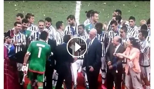 VIDEO – Buffon e la ragazza impazzita durante la premiazione: che siparietto in diretta tv!