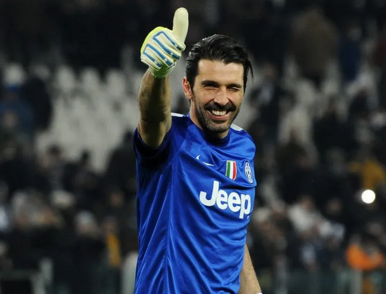 VIDEO – Buffon senza limiti: torna titolare, para il rigore al Papu e punisce il VAR!!!