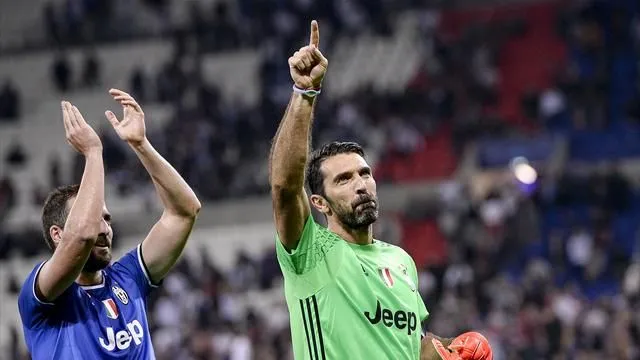 VIDEO – Le lacrime di Buffon e Ilaria D’Amico fanno il giro del mondo: Capitano siamo con te!