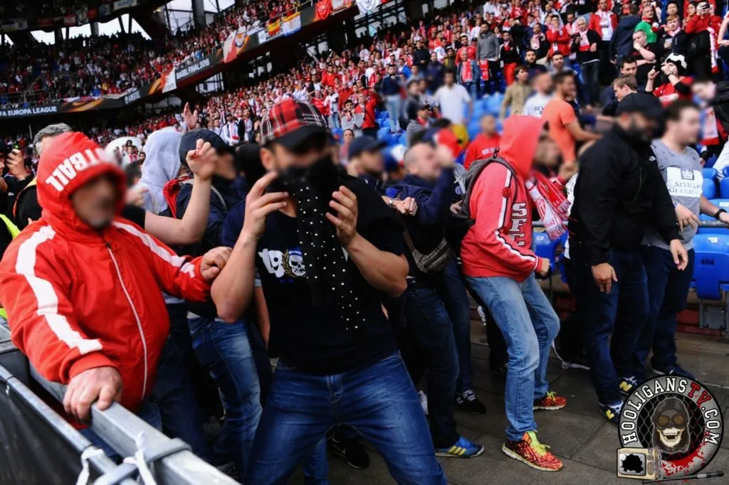 VIDEO – Vergogna a Siviglia, grave uno juventino: le immagini del vile attacco spagnolo!