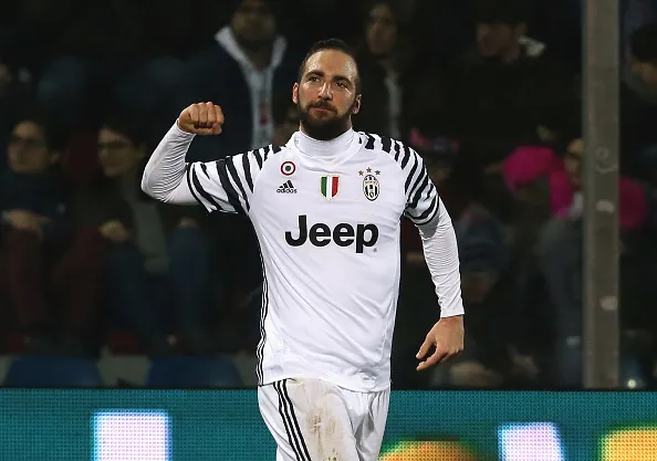 VIDEO – In giro per Napoli con la maglia di Higuain e della Juve: insulti e sberleffi!