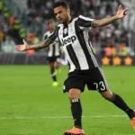 VIDEO – Dani Alves show in diretta tv: che spavento per il giornalista juventino!