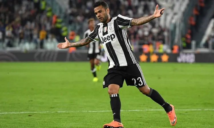 VIDEO – Dani Alves, ma come hai fatto? La fucilata al volo live dalla curva è impressionante!