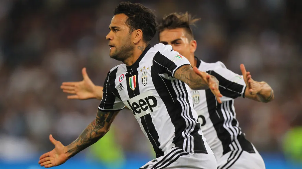 VIDEO – Dani Alves segna, la curva viene giù: il gol live dall’Olimpico è da pelle d’oca!