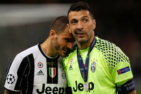 Un commosso Buffon premiato come miglior portiere: spopola il video con lacrime e risate