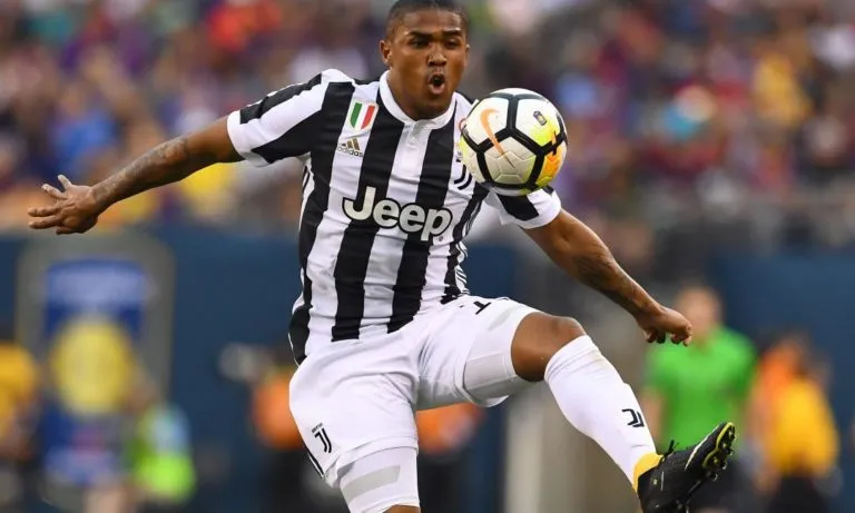 Sinistro di fuoco per Douglas Costa: distrutte le mani del povero Alisson