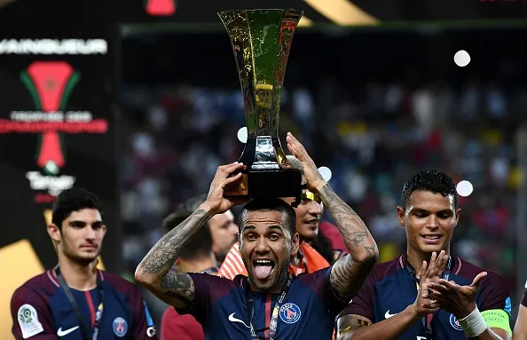 VIDEO – Alves incanta il PSG: gol meraviglioso da 30 metri e compagni in delirio!