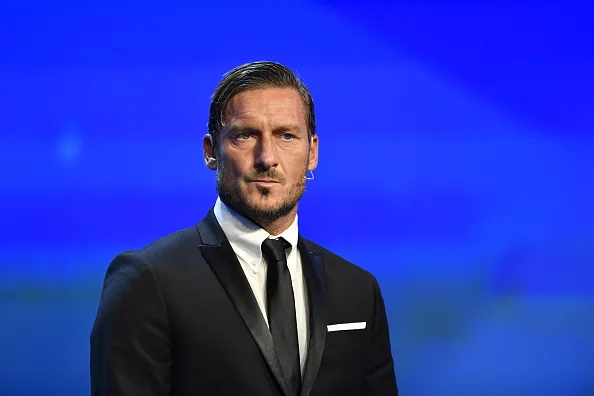 VIDEO – Totti pesca il Barcellona nel girone della Juve e scoppia a ridere; ma poi piange per la Roma…