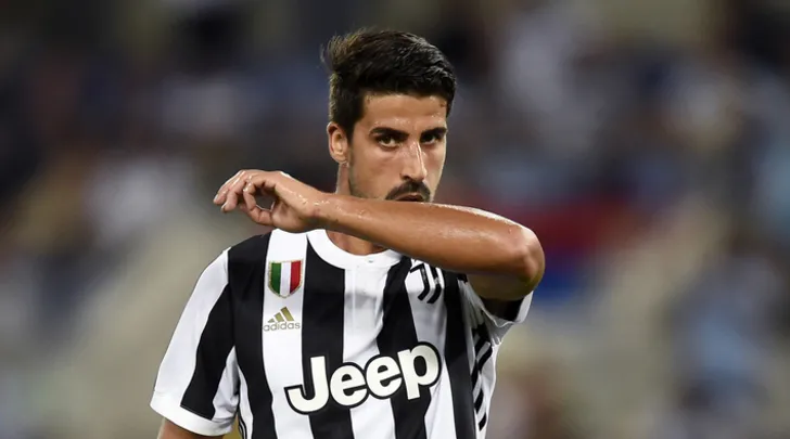 Khedira non vuol andar via: i tifosi lo insultano e deve bloccarli