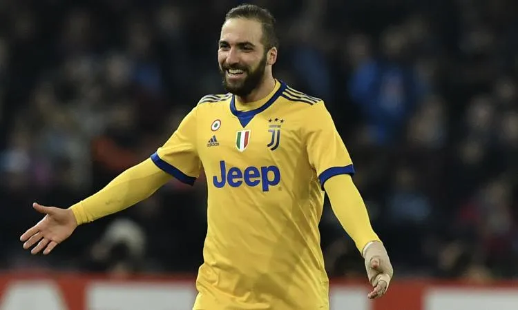 Come colpire la traversa da 50 metri: Higuain spaventoso e fisico da palestrato