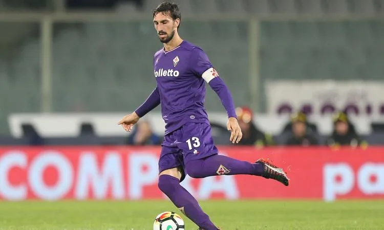 Commozione, brividi e pelle d’oca a Barcellona per Astori: toccante minuto di raccoglimento