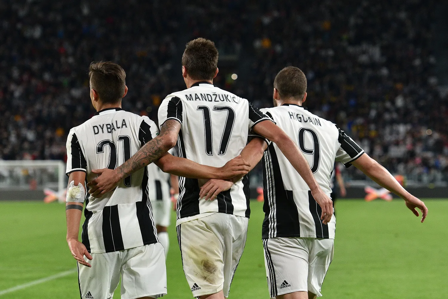 Mandzukic fantastico ed esempio di sportività con Higuain e Dybala, ma occhio al mercato