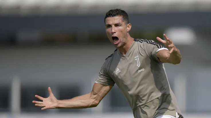 Cristiano Ronaldo sfoga la rabbia in allenamento sui compagni: super gol e “vamos!!!”