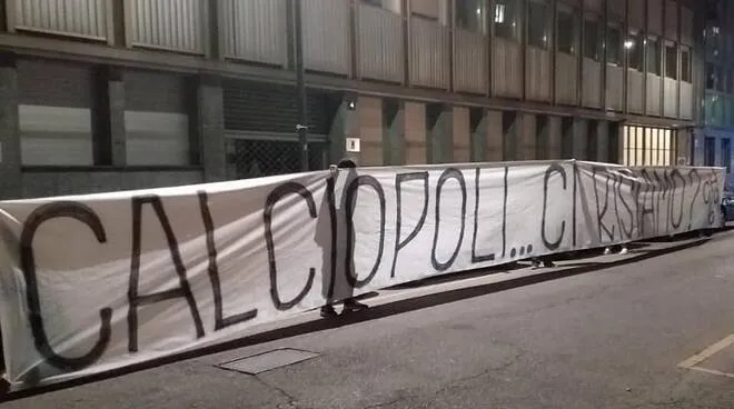 I 2 striscioni in pieno Coronavirus: tifosi Inter contro Lega, quelli del Napoli esempio di solidarietà