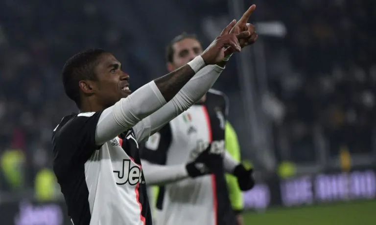 Aria di divorzio tra Douglas Costa e la Juventus: tutte le ultime novità