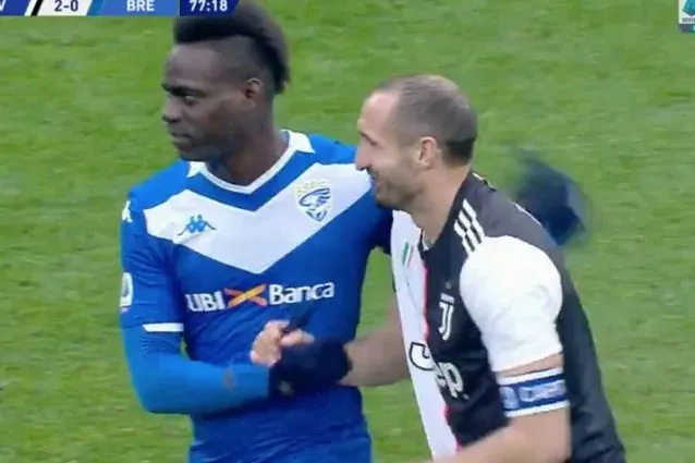 VIDEO – Chiellini torna in campo dopo sei mesi: ovazione dello Stadium e abbraccio di…Balotelli!