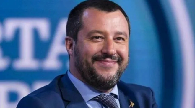 Salvini mette una mascherina con frecciata alla Juve: ecco il suo post