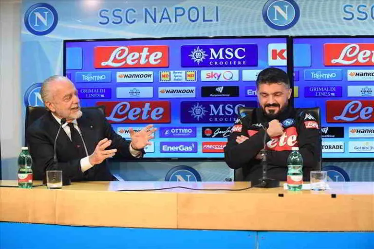 Il Napoli si allena nei bidoni della spazzatura: la foto scatena l’ironia sul web