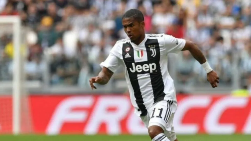 Nuova idea di scambio per la Juve su Douglas Costa