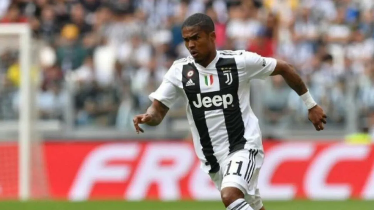 Nuova idea di scambio per la Juve su Douglas Costa