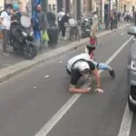 Il petardo e il ciclista che cade: la scena cult dei festeggiamenti interisti