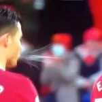 Momentaccio per Cristiano Ronaldo: gol fallito a porta vuota e sputo involontario al compagno