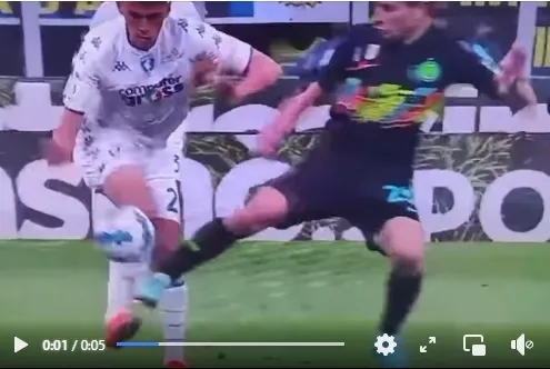 Ancora Var e arbitro ciechi con l’Inter: fallaccio di Barella ma gol non annullato