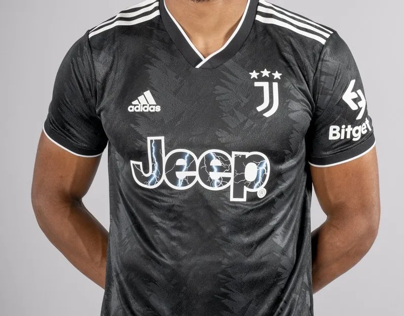 La Juve presenta la nuova maglia “all black”, domani l’esordio in campo negli Stati Uniti!