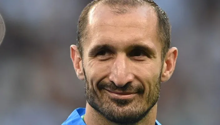 Chiellini sfiora il gol da fuori area: i compagni Juve sugli spalti non ci credono