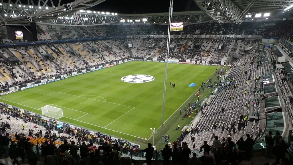 Rivolta dei tifosi bianconeri per il caro biglietti di Juventus-PSG: gli scenari possibili