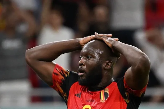 Lukaku si mangia il gol sulla linea: imbarazzante, piange e rompe tutto