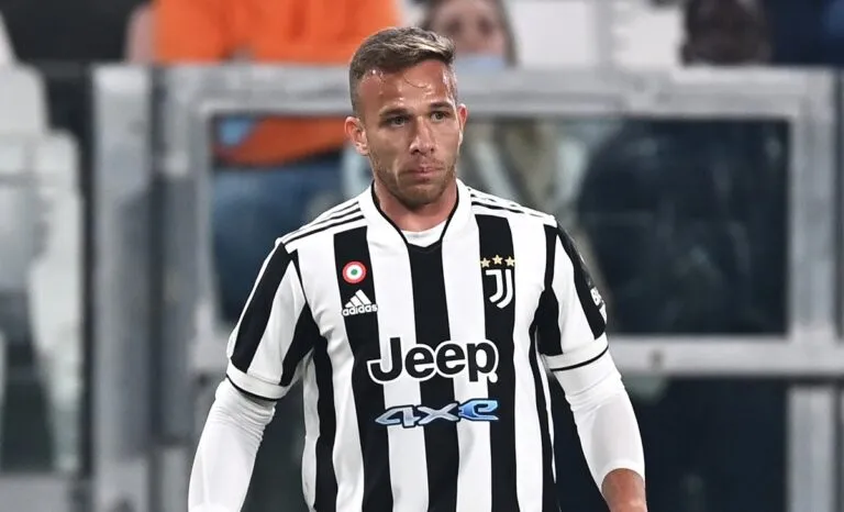 La Juventus sta preparado la lista delle cessioni definitive: non solo Arthur