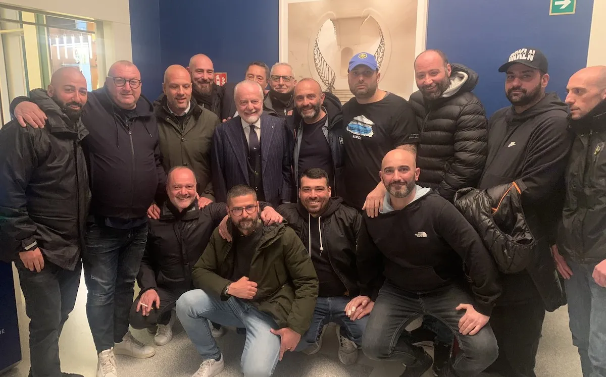 De Laurentiis dal Papa con la maglia del Napoli, intanto arrestano un ultrà con cui compariva in foto