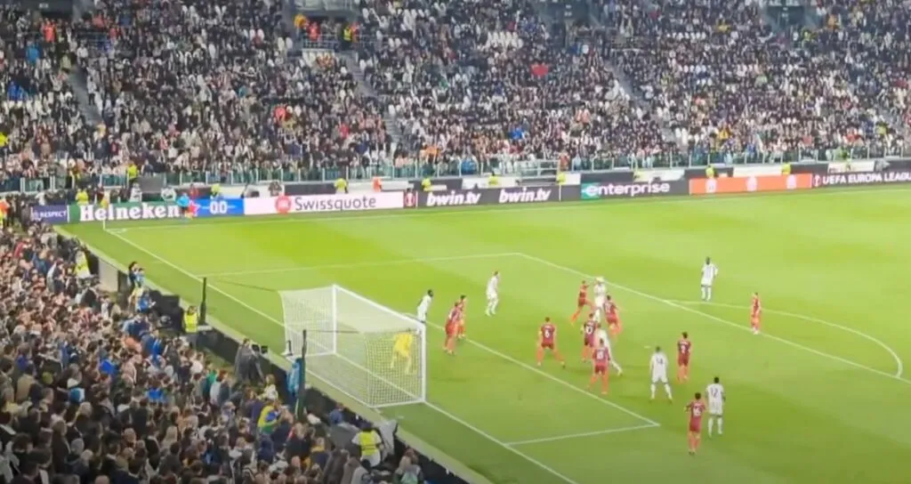 Il gol di Gatti ripreso dalla curva juventina, tifosi certi del pareggio già prima del calcio d’angolo…