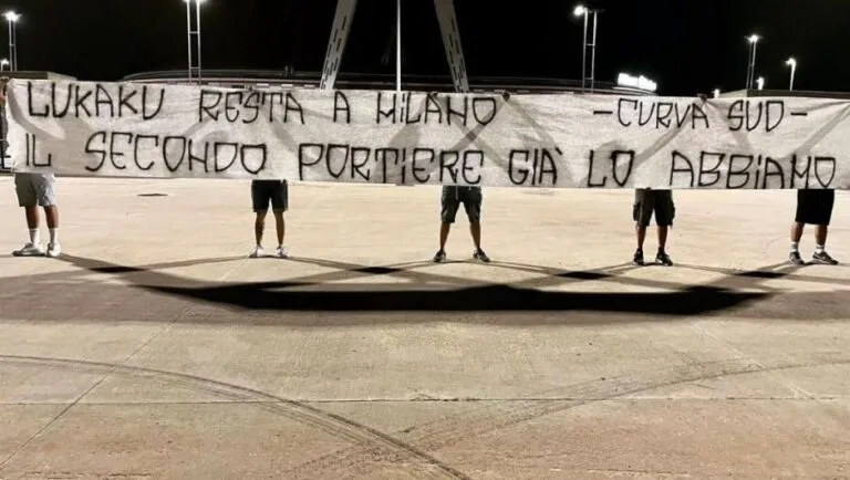 Striscione (ironico) contro Lukaku, anche la curva Sud si schiera